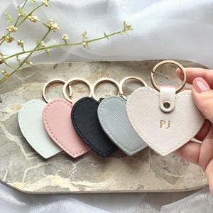 Personlig lädernyckelring med hjärta och initialer, monogramnyckelring för flickor, galentinska present till bästa vänner