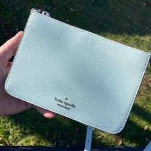 Bolso bandolera tipo sobre color verde azulado de Kate Spade