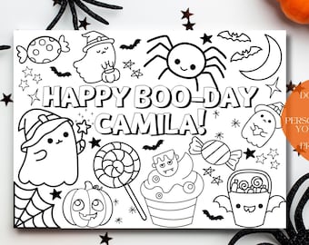 Op de afbeelding: Een zwart-wit Halloween-kleurplaat met de tekst "HAPPY BOO-DAY CAMILA!". De afbeelding bevat verschillende Halloween-iconen zoals geesten, spinnen en pompoenen. De pagina is omgeven door decoratieve spinnen, pompoenen en sterren.
