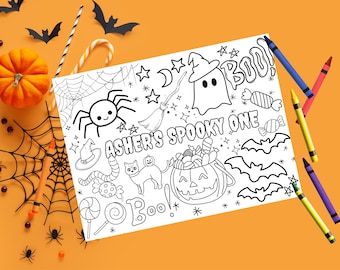 Op de afbeelding: Een zwart-witte printbare kleurplaat met een Halloween-thema. De pagina bevat een spin, een spook, een heksenhoed, een kat, een pompoen, snoep, vleermuizen en de tekst "Asher's Spooky One" en "Boo!"