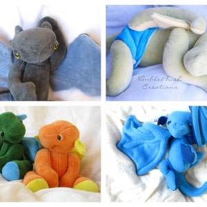 Puede incluir: Cuatro juguetes de peluche de dragón en diferentes colores y poses. Los dragones están hechos de tela suave y tienen alas y colas. El texto "Nimble Fish Creations" es visible en la imagen.