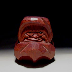 Ichii Ittobori, Houten Daruma 77 mm. Ondertekend. Traditioneel houtsnijwerk van Hida Takayama. Vintage Japanse lokale volkskunst uit de jaren 70 / ko19