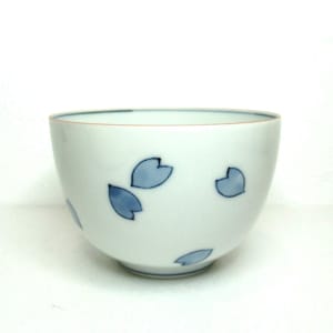 Kyo-Ware, blaue und weiße Kirschblütenblätter und Ahornblattmuster, Yunomi-Tasse von Chikuho-gama. Handgemalt / ynm2