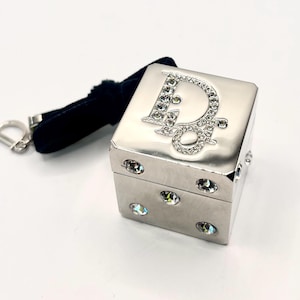 Może przedstawiać: Zestaw trzech ceramicznych kubków z nakrapianym, matowym wykończeniem. Kubki są w odcieniach kremu, jasnoszarym i ciemnoszarym. Każdy ma prosty, minimalistyczny design.