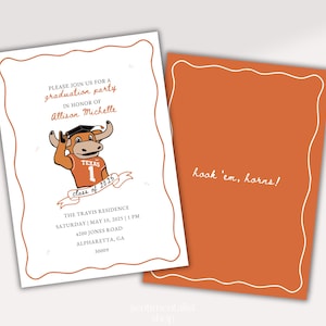 Puede incluir: Una invitación a una fiesta de graduación blanca y naranja con una mascota de dibujos animados que lleva un gorro de graduación y sostiene un cartel que dice "Clase de 2025". La invitación incluye el texto "Por favor, únase a nosotros para una fiesta de graduación en honor a Allison Michelle" y los detalles de la fiesta: "The Travis Residence, Sábado | 10 de mayo de 2025 | 13:00, 4200 Jones Road, Alpharetta, GA 30009". El reverso de la invitación es naranja con un borde blanco y el texto "hook 'em, horns!"