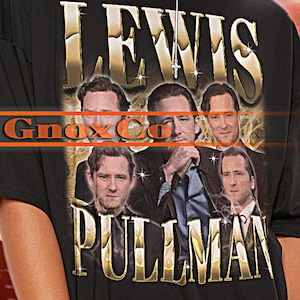 Puede incluir: Camiseta unisex negra con un gráfico de estilo vintage de Lewis Pullman y el texto "Lewis Gnox Co Pullman".