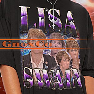 Puede incluir: Camiseta unisex negra con el texto "LISA SWAIN" en morado y blanco, y un collage de fotos. La camiseta también tiene el texto "Tshirt Unisex" en la parte superior.