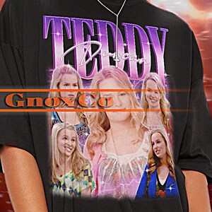 Puede incluir: Camiseta unisex negra con un estampado gráfico de un grupo de chicas con el texto "Teddy" y "Gnox Co" en la parte delantera. La modelo lleva una camiseta talla 2XL.