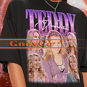 Puede incluir: Camiseta unisex negra con un estampado gráfico de un grupo de chicas con el texto "Teddy Duncan" y "GnoxCo" en la parte delantera. La modelo lleva una camiseta talla 2XL.