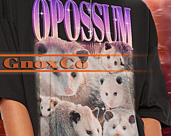 Könnte beinhalten: Schwarzes Oversize-T-Shirt mit einem grafischen Druck von mehreren Opossums und dem Text "OPOSSUM" und "GnoxCo".