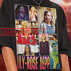 Könnte beinhalten: Schwarzes Unisex-T-Shirt mit einer Collage von Bildern und dem Text "LILY-ROSE DEPP". Das T-Shirt hat kurze Ärmel und einen Rundhalsausschnitt. Die Worte "TSHIRT Unisex" stehen oben. Das Model trägt ein 2XL-Shirt.