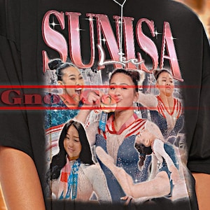 Könnte beinhalten: Schwarzes Unisex-T-Shirt mit rosa Schriftzug "SUNISA" und einer Grafik von Frauen in Sportkleidung. Auf dem Shirt steht "TSHIRT Unisex".