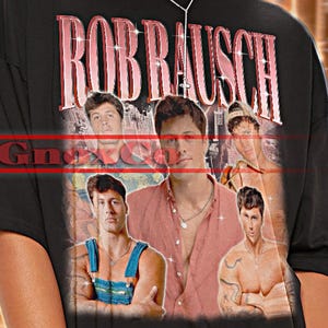 Puede incluir: Camiseta unisex negra con el texto "ROB RAUSCH" en estilo vintage, con imágenes de hombres. La camiseta también tiene las palabras "TSHIRT Unisex" en la parte superior. La modelo lleva una talla 2XL.