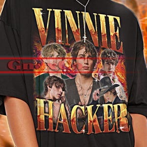 Puede incluir: Camiseta unisex negra con la palabra "VINNIE" sobre un collage de imágenes y la palabra "HACKER". La camiseta también tiene el texto "TSHIRT Unisex".