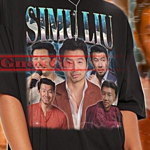 以下が含まれることがあります： レトロなスタイルのSimu Liuのグラフィックと「SIMU LIU」の文字が入った黒いユニセックスTシャツ。 シャツはクルーネックと半袖です。 シャツの左上隅には「TSHIRT Unisex」と書かれています。