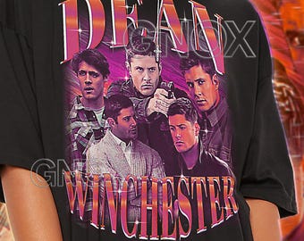 Puede incluir: Camiseta unisex negra con un gráfico de cinco hombres y el texto "DEAN" arriba y "WINCHESTER" abajo. La camiseta también tiene el texto "TSHIRT Unisex" en la parte superior. La modelo lleva una talla 2XL.