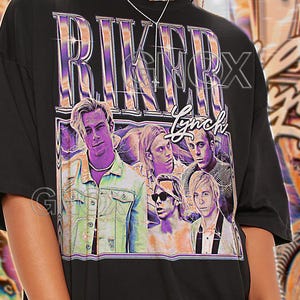 Peut inclure: T-shirt unisexe noir avec un graphisme représentant le groupe "Riker Lynch" en lettres violettes et blanches. Le t-shirt affiche une photo de groupe des membres du groupe. Les mots "TSHIRT Unisex" sont en haut.