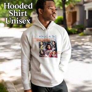 K&ouml;nnte beinhalten: Ein hellgrauer Unisex-Kapuzenpullover mit einem Front-Grafik-Design mit einer Gruppe von Personen und dem Text "IMAN". Der Pullover hat auch den Text "Hooded Shirt Unisex" oben.