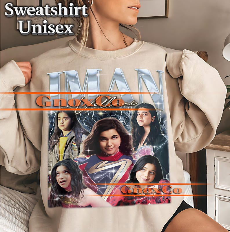 K&ouml;nnte beinhalten: Beiges Unisex-Sweatshirt mit einem Aufdruck von Iman Vellani, dem Text "IMAN GnoXVillane" und mehreren Bildern der Schauspielerin. Das Design umfasst Blitzakzente und den Text "GnoxCo". Oben links steht "Sweatshirt Unisex".