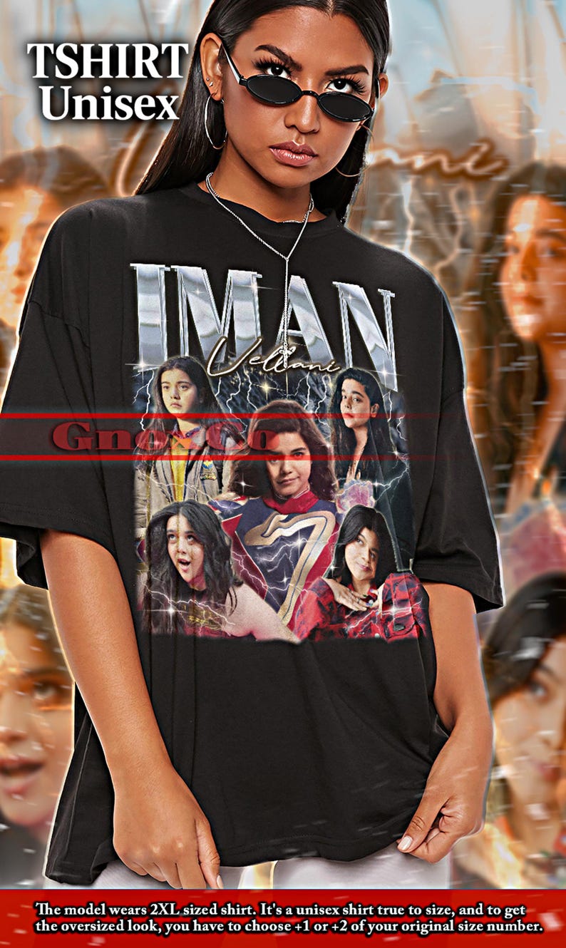 K&ouml;nnte beinhalten: Schwarzes Unisex-T-Shirt mit dem Namen "IMAN" in Silber. Das Shirt zeigt eine Collage von Bildern einer Person. Die Worte "TSHIRT Unisex" stehen oben. Das Model tr&auml;gt Gr&ouml;&szlig;e 2XL.