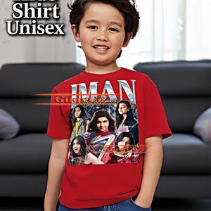 K&ouml;nnte beinhalten: Rotes Kinder-T-Shirt mit einer Grafik mit dem Wort "IMAN" in Silber und Bildern mehrerer Frauen. Das Shirt hat auch den Text "Gndx Co" und "Kids Shirt Unisex" in Wei&szlig;.