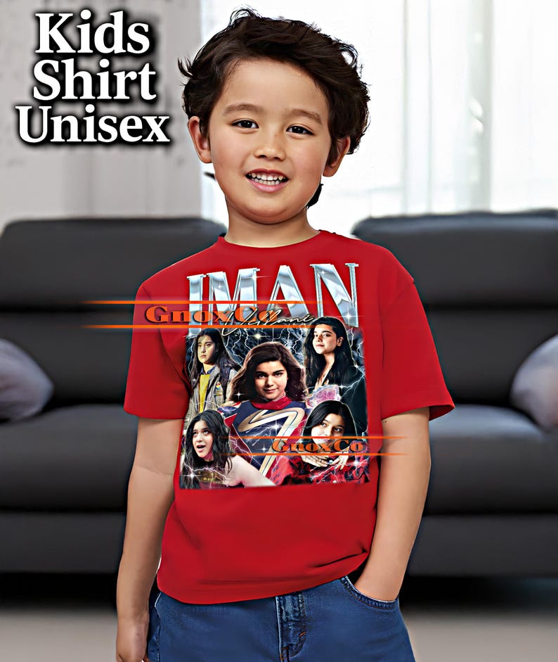K&ouml;nnte beinhalten: Rotes Kinder-T-Shirt mit einer Grafik mit dem Wort "IMAN" in Silber und Bildern mehrerer Frauen. Das Shirt hat auch den Text "Gndx Co" und "Kids Shirt Unisex" in Wei&szlig;.