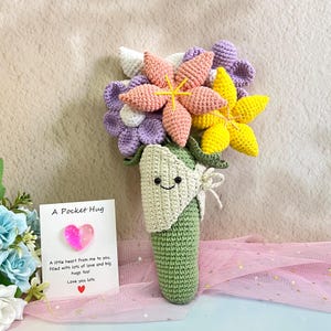 Buquê de Jellycat de crochê, Buquê de flores de pelúcia de mão, Flores de pelúcia artesanais, Presente para ela, Lembrança de aniversário, Buquê de formatura