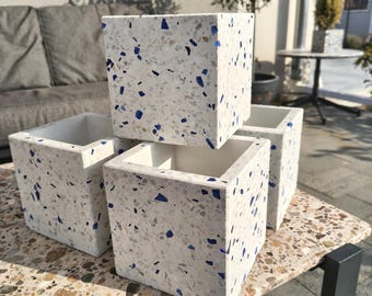 Moderne terrazzo plantenbak met blauw gerecycled glas, kubusvormige succulentenpot, minimalistische decoratie