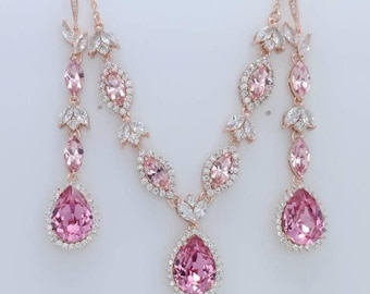 Set di gioielli rosa shocking, collana e orecchini in oro rosa per spose, orecchini pendenti a goccia extra lunghi, collana con pendente sullo sfondo, set da sposa
