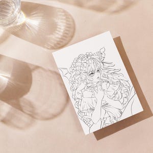 Peut inclure: Illustration en noir et blanc d'un personnage aux longs cheveux et coiffe florale. L'&oelig;uvre est sur une carte blanche, pos&eacute;e sur une carte marron, sur un fond neutre et doux. Deux verres transparents sont visibles en haut &agrave; gauche.