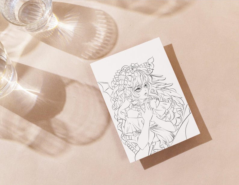 Peut inclure: Illustration en noir et blanc d'un personnage aux longs cheveux et coiffe florale. L'&oelig;uvre est sur une carte blanche, pos&eacute;e sur une carte marron, sur un fond neutre et doux. Deux verres transparents sont visibles en haut &agrave; gauche.