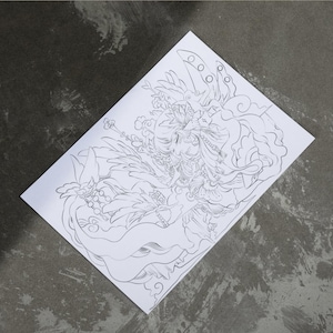 Peut inclure: Un croquis au crayon d&eacute;taill&eacute; d'une cr&eacute;ature mythique avec des d&eacute;tails orn&eacute;s, notamment des cheveux fluides, des &eacute;l&eacute;ments floraux et des accessoires d&eacute;coratifs. L'&oelig;uvre est sur une feuille de papier blanche, sur fond gris fonc&eacute;.