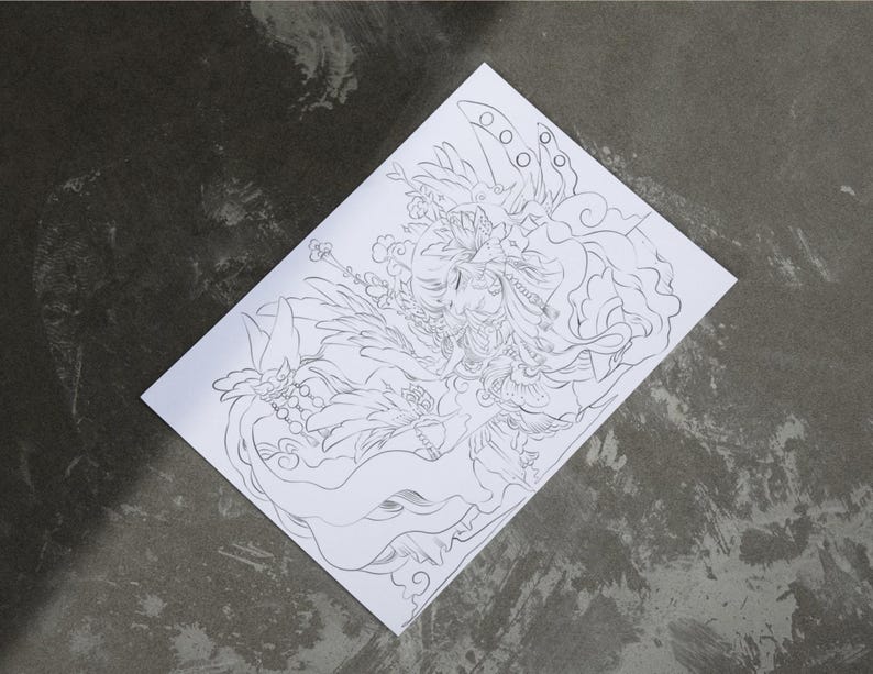 Peut inclure: Un croquis au crayon d&eacute;taill&eacute; d'une cr&eacute;ature mythique avec des d&eacute;tails orn&eacute;s, notamment des cheveux fluides, des &eacute;l&eacute;ments floraux et des accessoires d&eacute;coratifs. L'&oelig;uvre est sur une feuille de papier blanche, sur fond gris fonc&eacute;.