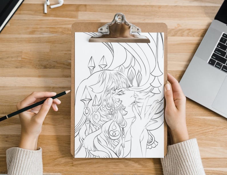 Peut inclure: Dessin au trait en noir et blanc de deux personnages s'embrassant, sur une planche &agrave; pince. Le dessin est d&eacute;taill&eacute; avec des cheveux fluides et des bijoux orn&eacute;s. Une main tient un crayon, pr&ecirc;t &agrave; colorier l'illustration. Un ordinateur portable et des &eacute;couteurs sont &eacute;galement visibles.