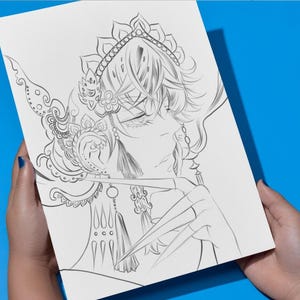 Peut inclure: Un dessin au trait en noir et blanc d'une personne avec une coiffe orn&eacute;e et de longs ongles pointus. L'&oelig;uvre est tenue par des mains sur un fond bleu. Le dessin pr&eacute;sente des lignes et des ombres d&eacute;taill&eacute;es.