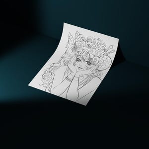 Peut inclure: Illustration en noir et blanc d'une femme aux longs cheveux ondul&eacute;s et coiff&eacute;e d'un ornement &eacute;labor&eacute;. La femme est repr&eacute;sent&eacute;e les mains sous le menton. L'&oelig;uvre est sur une feuille de papier blanche, sur fond bleu fonc&eacute;.
