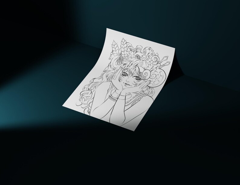 Peut inclure: Illustration en noir et blanc d'une femme aux longs cheveux ondul&eacute;s et coiff&eacute;e d'un ornement &eacute;labor&eacute;. La femme est repr&eacute;sent&eacute;e les mains sous le menton. L'&oelig;uvre est sur une feuille de papier blanche, sur fond bleu fonc&eacute;.