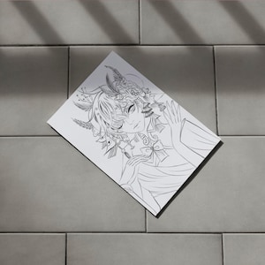 Peut inclure: Illustration en noir et blanc d'une personne avec une coiffe orn&eacute;e et des v&ecirc;tements d&eacute;taill&eacute;s. L'&oelig;uvre pr&eacute;sente des lignes et des ombres d&eacute;licates, cr&eacute;ant une image d&eacute;taill&eacute;e. Le dessin est sur un papier rectangulaire blanc, pos&eacute; sur une surface carrel&eacute;e grise.