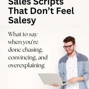 Puede incluir: La imagen muestra el texto "Sales Scripts That Don't Feel Salesy" y "What to say when you're done chasing, convincing, and overexplaining." Una persona sostiene una computadora portátil, usando una camisa azul claro y blanca y gafas.