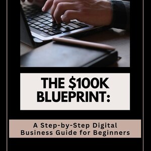 Könnte beinhalten: Hände tippen auf einer Laptop-Tastatur. Ein Buch und ein Stift liegen auf dem Tisch. Das Bild enthält den Text "THE $100K BLUEPRINT: A Step-by-Step Digital Business Guide for Beginners."