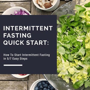 Puede incluir: Una mesa de madera con una variedad de cuencos que contienen productos frescos. Los cuencos contienen champiñones, col roja, arándanos, frambuesas y una ensalada de diferentes lechugas. Una superposición de texto dice "INTERMITTENT FASTING QUICK START: How To Start Intermittent Fasting in 5/7 Easy Steps".
