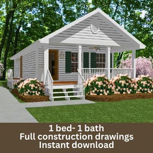 Può includere: Un rendering digitale di una piccola casa bianca con portico, persiane verdi e tetto a capanna. La casa è circondata da erba verde, cespugli e alberi. Il testo in basso recita: "1 camera da letto - 1 bagno Disegni di costruzione completi Download istantaneo."