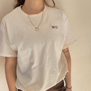 Individuell Bestickte T-Shirts, Personalisiertes Geschenk mit Buchstabe und Herz, Valentinstagsgeschenk für Partner