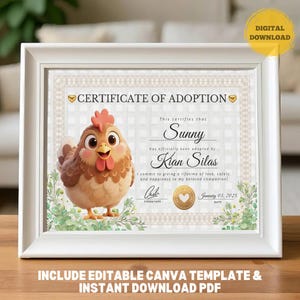 Puede incluir: Un certificado de adopción enmarcado con una ilustración de un pollo de dibujos animados. El certificado dice "Certificado de Adopción" e incluye el nombre "Sunny" y el nombre del adoptante, "Kian Silas". El marco es blanco y el fondo es de color beige claro.