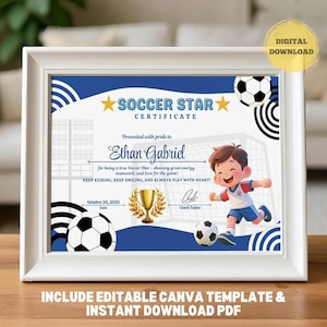 Puede incluir: Certificado de fútbol enmarcado con una ilustración de un niño pateando un balón de fútbol. El certificado dice "Soccer Star Certificate" e incluye el nombre "Ethan Gabriel". El marco es blanco.