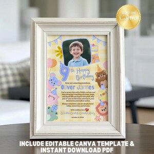 Pode incluir: Uma impressão de aniversário emoldurada com uma foto de um menino. A impressão apresenta ilustrações coloridas de animais, balões e o texto "9º Feliz Aniversário, Oliver James". A moldura é branca com acabamento desgastado.