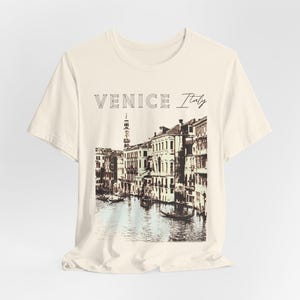 Artistic Venice Tee - Unisex Retro Style Venice Cityscape Graphic Shirt, Artsy Vintage Style Italy Travel Gift for City & Art Lovers