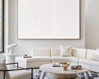 Puede incluir: Gran obra de arte abstracta con un diseño de cuadrícula y líneas blancas en un marco marrón. La obra de arte cuelga sobre un sofá seccional blanco, una mesa de centro redonda y una silla moderna. La habitación tiene una paleta de colores neutros con una alfombra con patrones geométricos.