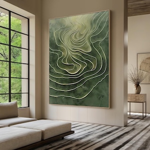 K&ouml;nnte beinhalten: Abstrakte Wandkunst in Gr&uuml;n und Wei&szlig; mit einem wirbelnden, strukturierten Design. Das Kunstwerk ist in einem d&uuml;nnen, goldenen Rahmen gerahmt.