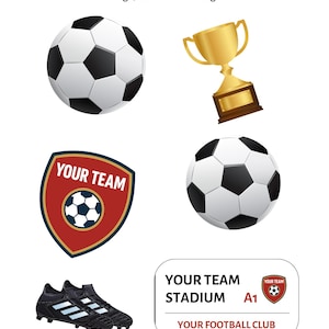 Könnte beinhalten: Eine Auswahl an Fußballartikeln, darunter zwei Fußbälle, eine Trophäe, Fußballschuhe, ein Team-Abzeichen und ein Straßenschild. Die Artikel sind auf essbarem Oblatenpapier gedruckt und zwischen 5 und 7,6 cm groß.